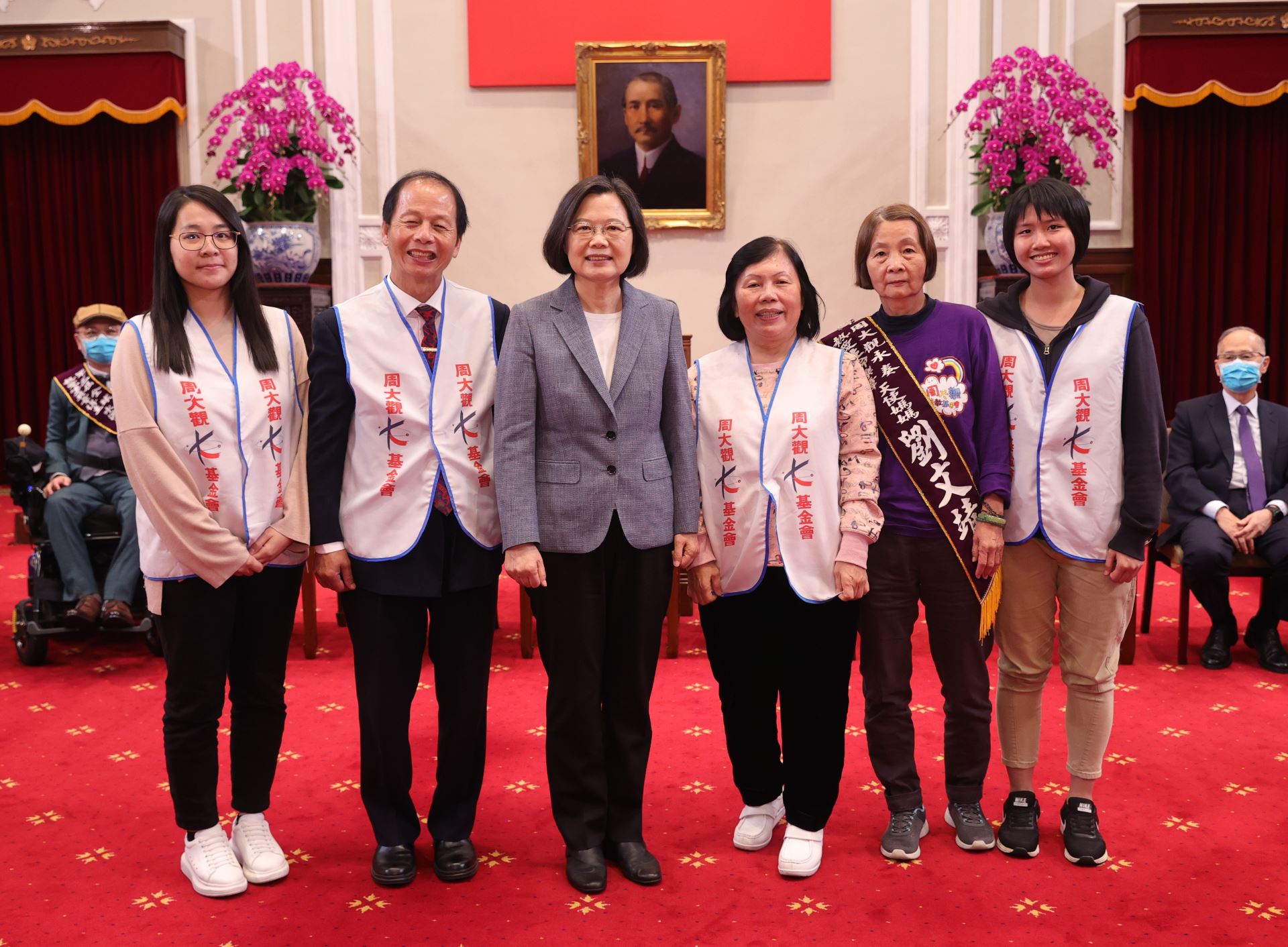 總統蔡英文與本會創辦人周進華、董事長郭盈蘭等基金會同仁合影。