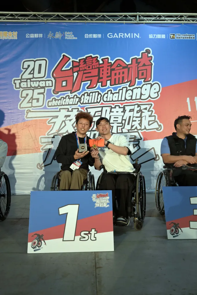 2025輪椅障礙賽冠軍蘇駿(左)與台灣輪椅人協會理事長何秉錡(右)。圖片提供：台灣輪椅人協會