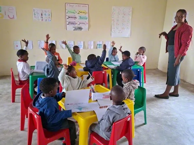 台灣世界展望會在當地社區設立鄰里照顧據點，讓孩子有學習和遊玩的空間，不必露天上課。(台灣世界展望會提供)