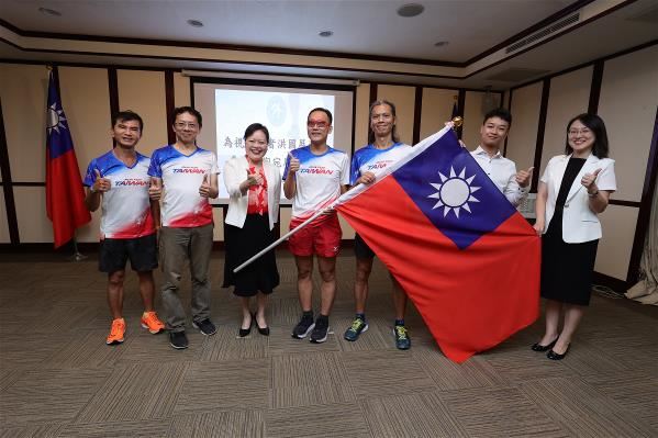 前往立陶宛前，外交部舉辦授旗典禮，贈送國旗予洪國展（中）。