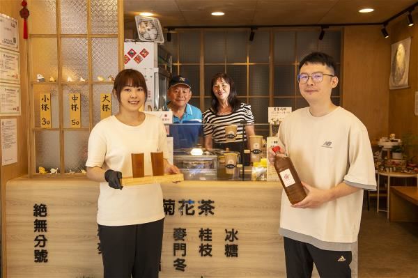 曾以禾(右)、賴怡樺(左)開設五秴,堅持只賣菊花茶,要將曾錫麟夫妻(後排左、右)傳承下來的好味道,讓更多人喝到。