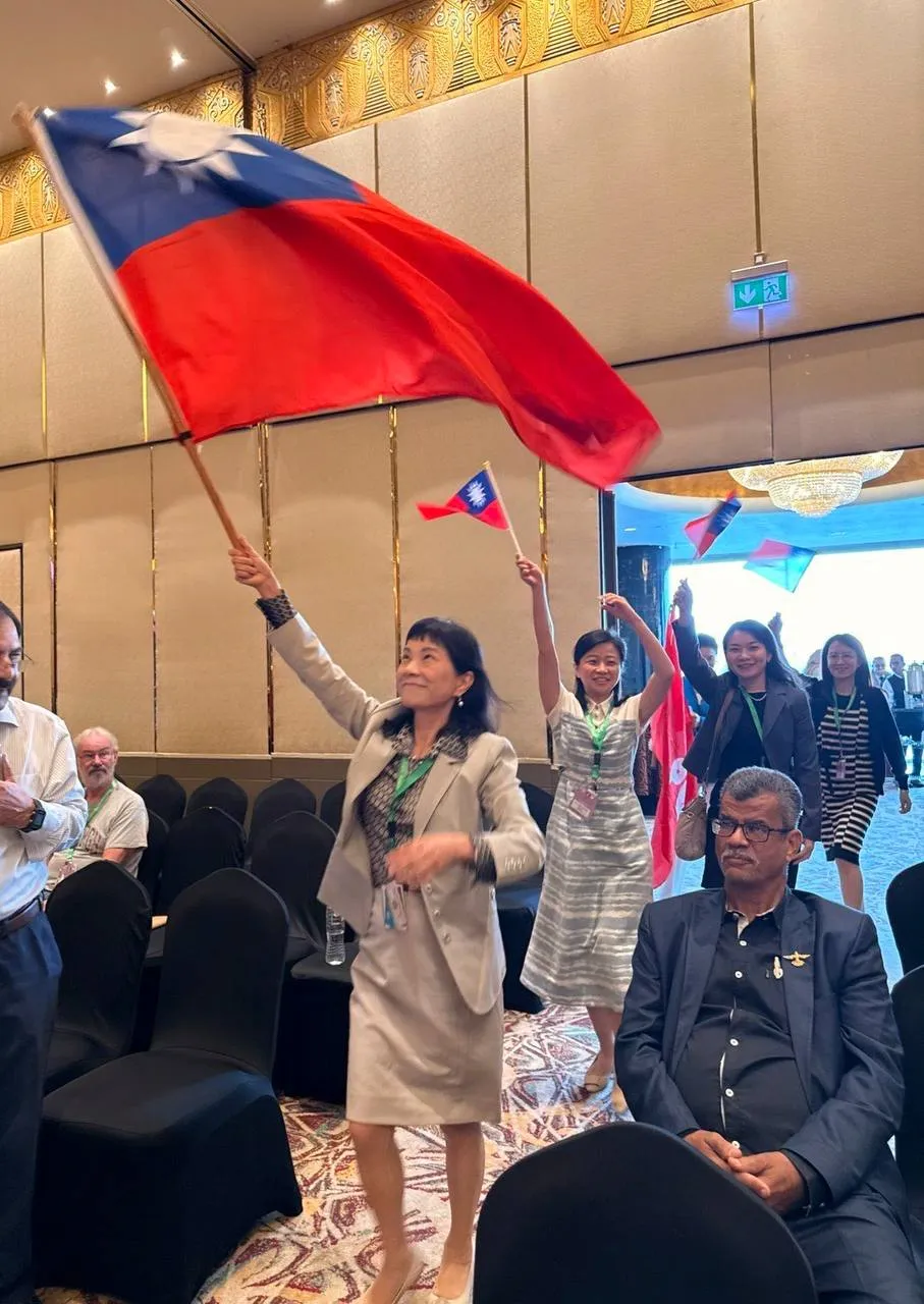 台灣女醫師協會成員手持中華民國國旗於「第33屆國際女醫師協會世界大會」開幕式進場。
