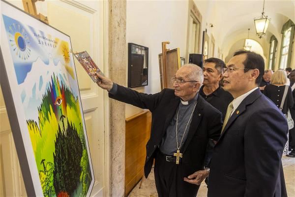 Cardinal Silvano Maria Tomasi (left), the Vatican’s special delegate to the Sovereign Order of Malta, is shown here with Anthony C.Y. Ho (right), ambassador of the ROC Taiwan to the Holy See, at the exhibition Gloria: Taiwanese Artist Hsieh Sheng-min’s Religious and HOPE Artworks, held at the ROC Taiwan embassy at the Vatican. (courtesy of Hsieh Sheng-min)