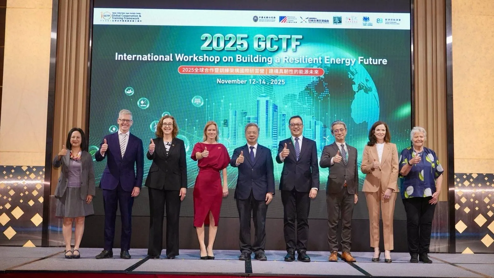 「全球合作暨訓練架構」（GCTF）能源韌性國際研習營開幕，並歡迎英國正式加入GCTF。合影貴賓包括外交部政務次長陳明祺（右四）、經濟部長龔明鑫（中）、英國在台辦事處代表包瓊郁（左四）、美國在台協會副處長梁凱雯（左三）、日本台灣交流協會總務部長杮澤未知（右三）、澳洲辦事處代表馮國斌（左二）、加拿大駐台北貿易辦事處代表何曼麗（右二）、專題演講人Kerry Schott AO（右一）及經濟部能源署主任秘書翁素真（左一）。