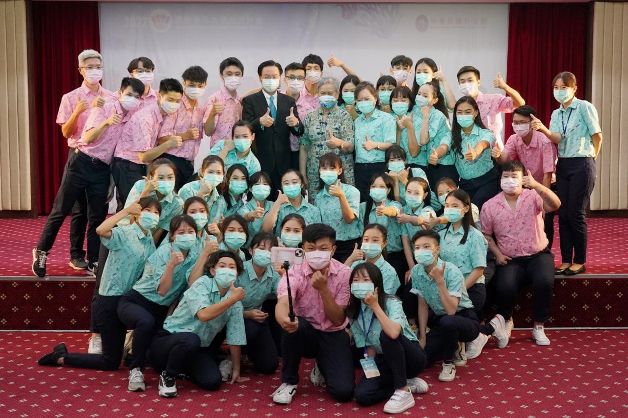 吳部長與全體國際青年大使團員自拍。