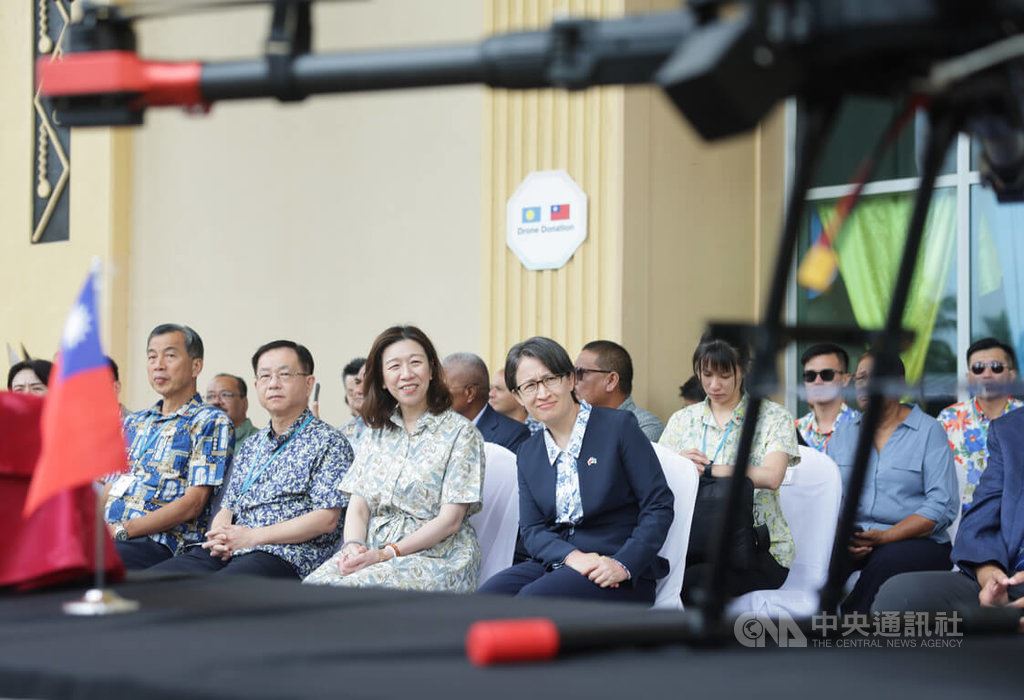副總統蕭美琴（前排右起）訪問帛琉第3天，8日至帛琉國會出席無人機捐贈暨展演活動，衛福部次長林靜儀、外交部常務次長葛葆萱、駐帛琉大使陳剛毅一同見證。中央社記者裴禛帛琉攝