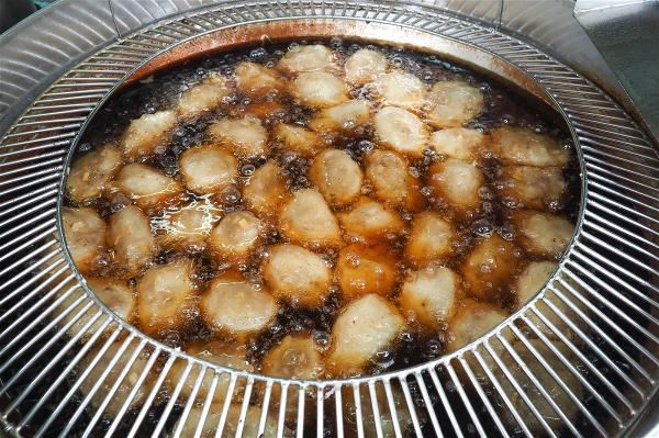 北斗肉圓的油鍋沒有激烈地沸騰，肉圓像是在油鍋內泡著。