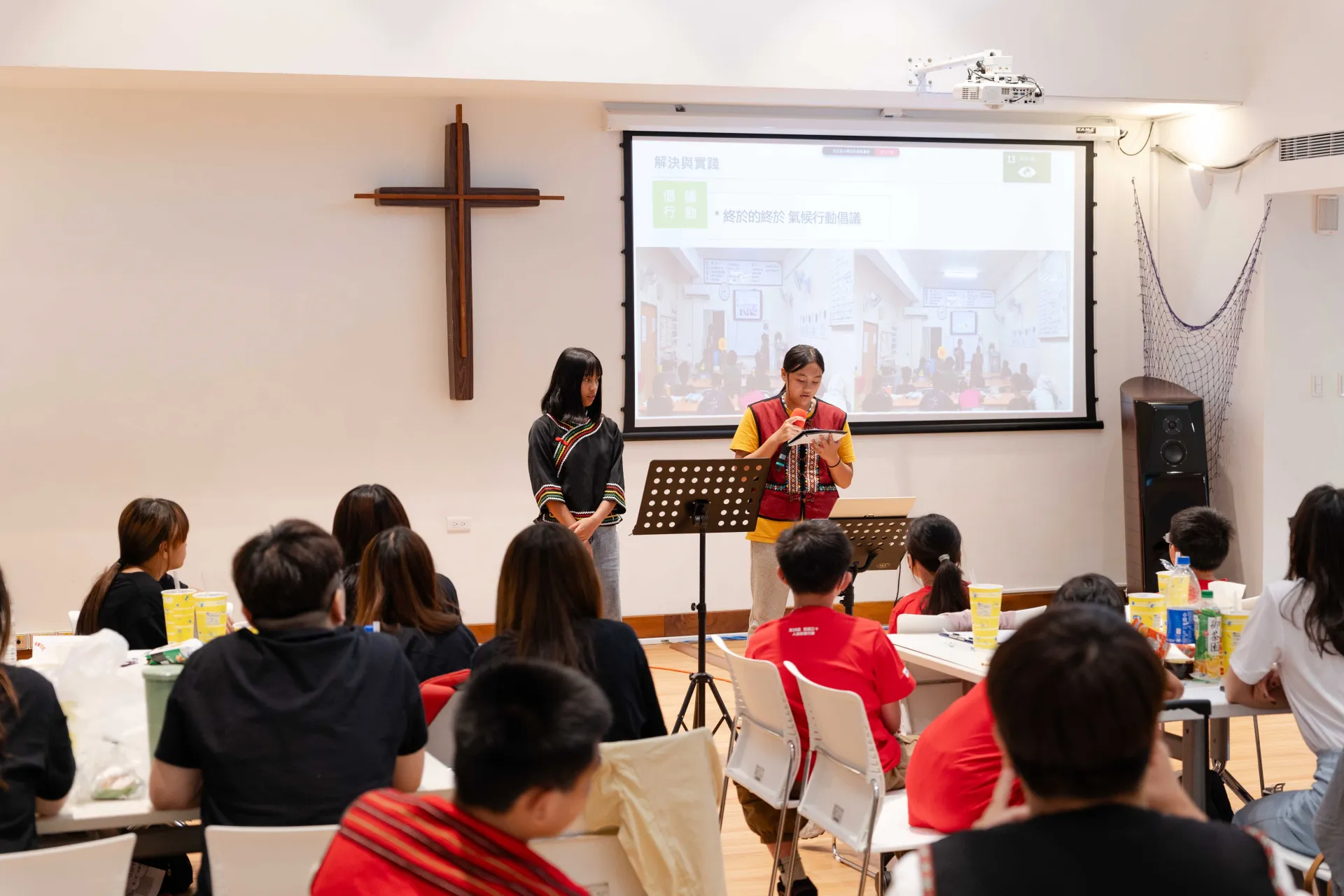孩子學習向大眾解說如何發現問題,並提出解決方案,訓練思考力、溝通力與表達力。(台灣世界展望會提供)