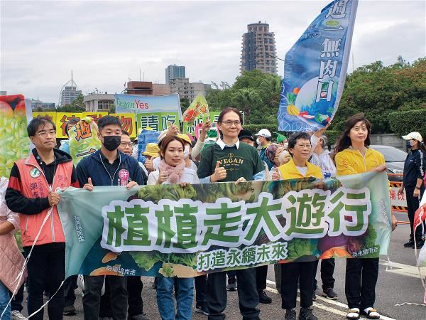 Chang You-chuan (third from right), director-general of the Sustainable Healthy Diets Research Institute, is an active campaigner for vegetarianism. (courtesy of SHDRI)
