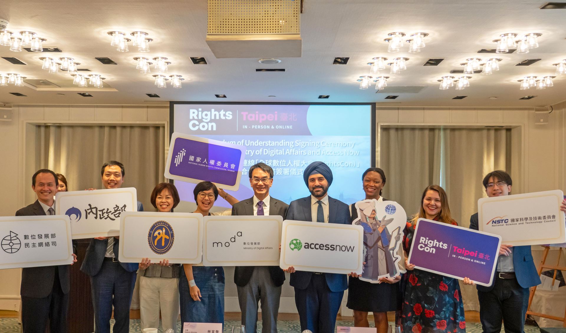 外交部NGO國際事務會吳專門委員芬滿(左三)出席簽署儀式。