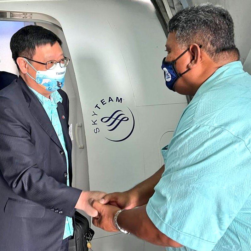 帛琉國務部長艾古斯（Gustav Aitaro）（右）至帛琉國際機場歡迎張特使（左）抵帛。