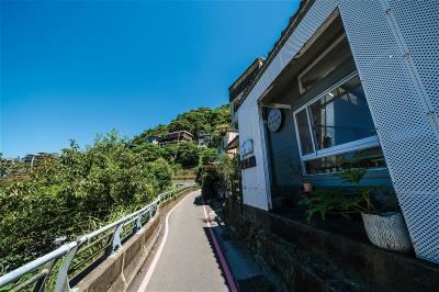 輕便路上靜謐的野事草店，原是九份釘畫家胡達華的工作室，整修後空間明亮，還可見到釘畫作品。