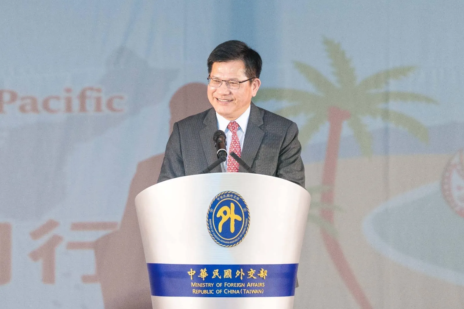 外交部長林佳龍於2025年「國際青年大使交流計畫」授旗典禮致詞勉勵青年大使。