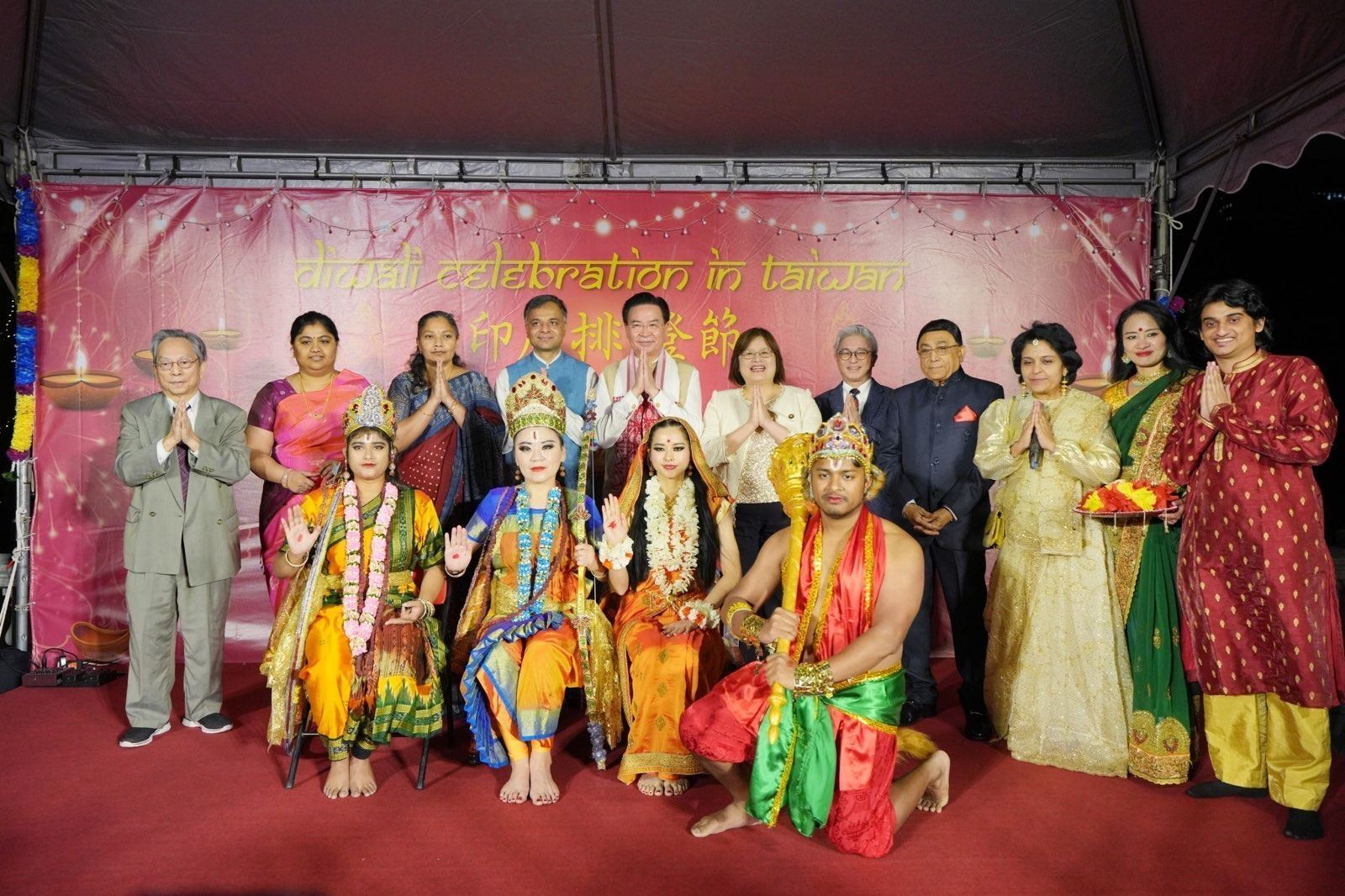 外交部長吳釗燮（後排左五）、「印度台北協會」會長葉達夫（後排左四）、立法院「台印度國會議員友好協會」會長吳玉琴委員（後排左六）、「台北印度愛樂中心」創辦人吳德朗老師在「台北印度愛樂中心」於台北賓館舉辦的印度排燈節慶祝活動合影。