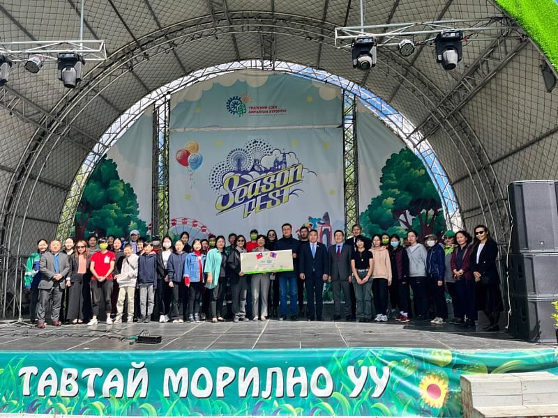 臺灣駐蒙古代表處羅代表及臺灣慈心基金會程總監禮怡捐贈280個臺灣水寶盆予蒙古國家遊樂園園長MENDBAYAR N.，烏蘭巴托市政府官員、臺灣家扶基金會蒙古分務所同仁、蒙古NGO My club師生一同合影、蒙古達爾汗省學校師生一同合影。