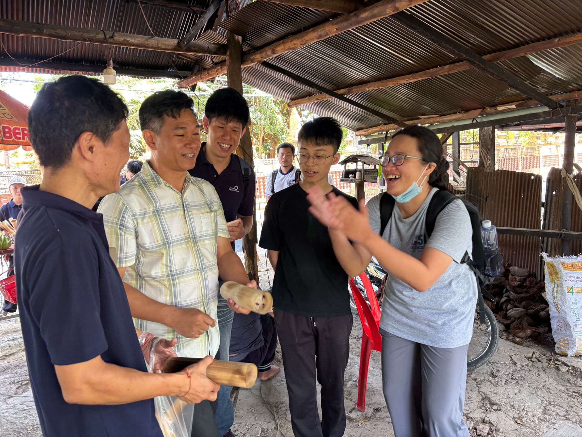 學員在柬國參訪時間，亦拜訪在地傳統市場，向農產攤商學習在地智慧