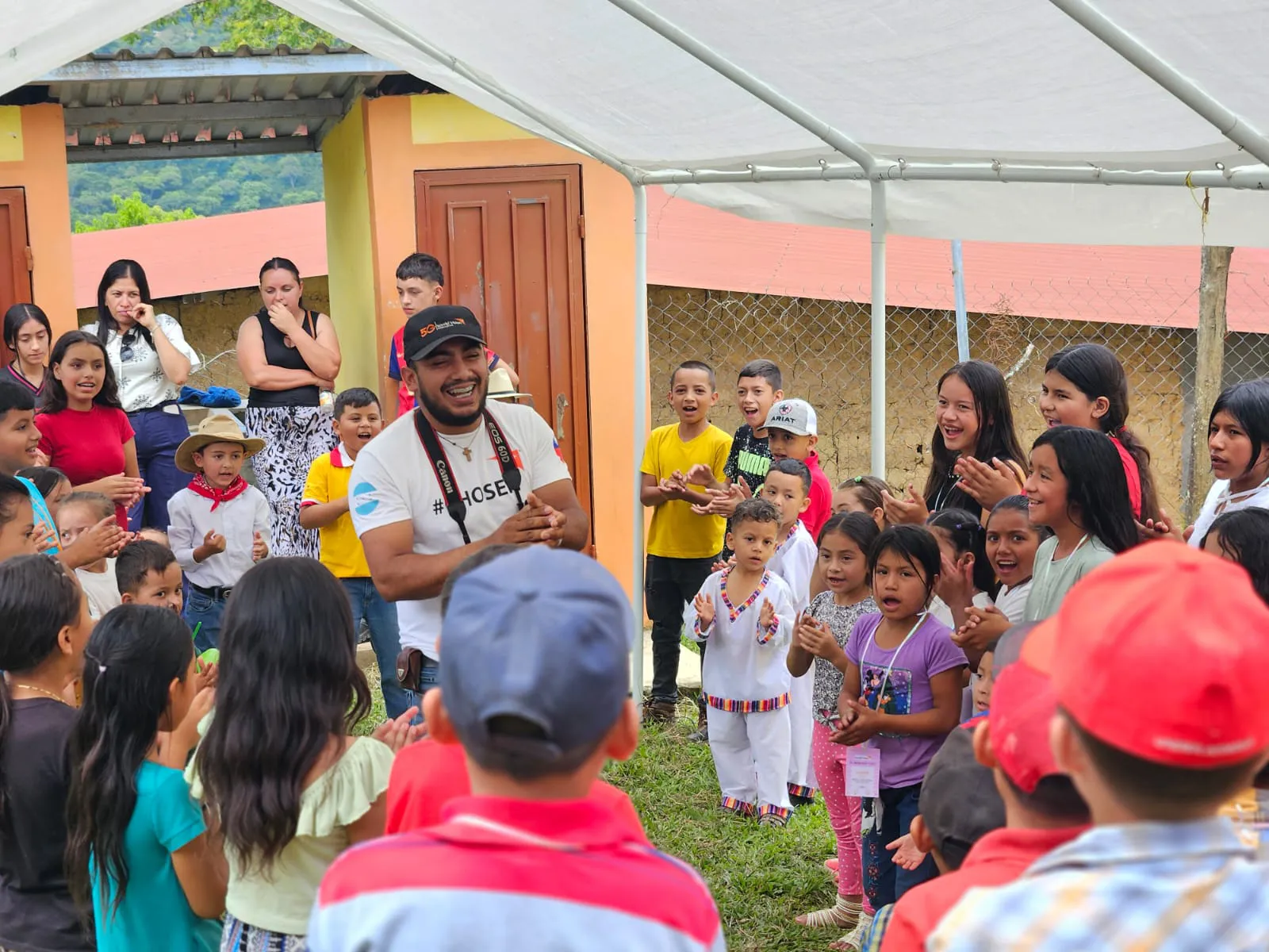 在Chosen台灣派對上，展望會工作人員身著印有兩國國旗的制服向孩子介紹活動。(台灣世界展望會提供)