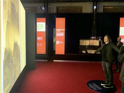 在捷克布拉格與法國巴黎特展中，都設有「走入畫中」數位互動裝置，讓觀眾透過科技欣賞經典古畫，深受歡迎。