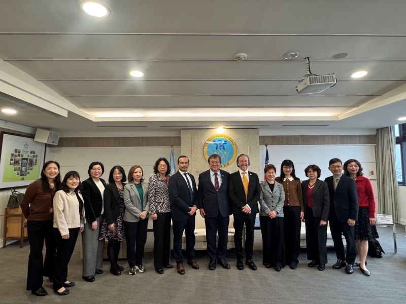 MOHW Minister Chiu Tai-yuan (seventh right) receives ICN CEO Howard Catton (sixth right) Feb. 26 in Taipei City. (Courtesy of MOHW)
