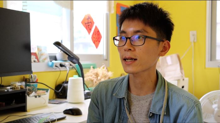 六燃保溫計畫的成員沈致軒認為，新村小商號從「食、衣、住、行、育、樂」各面向著手推廣永續生活。 攝影／蔡昀彤