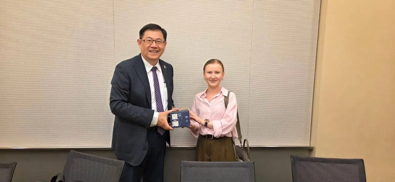 外交部「無人機外交小組」執行長江振瑋致贈「日本烏克蘭商會」會長Yavorska Kateryna會長紀念品。