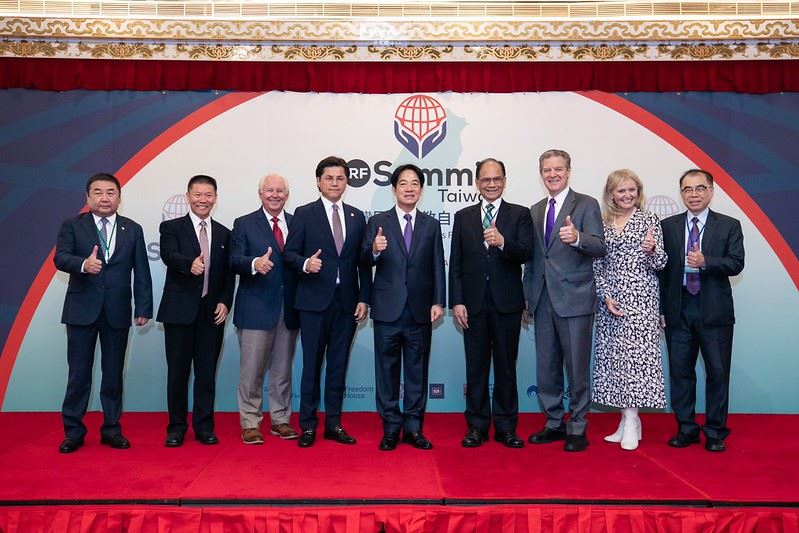 副總統和與會人員合影