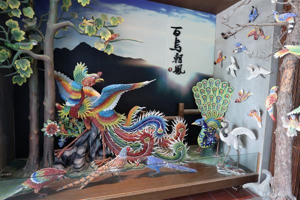 陳忠正的〈百鳥朝鳳〉作品,展現鳳凰一呼百應之姿。