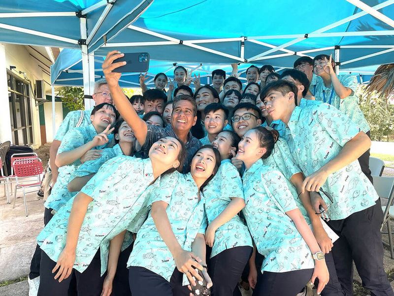 外交部國際青年大使訪團與帛琉總統惠恕仁(持手機者)自拍合影。（駐帛琉大使館提供）