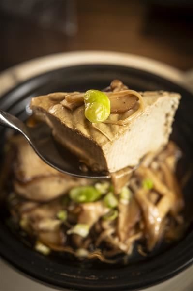 小小一塊臭豆腐可蒸、煮、炒、炸、烤,做成各種佳餚,圖為戴記獨臭之家的清蒸臭豆腐。