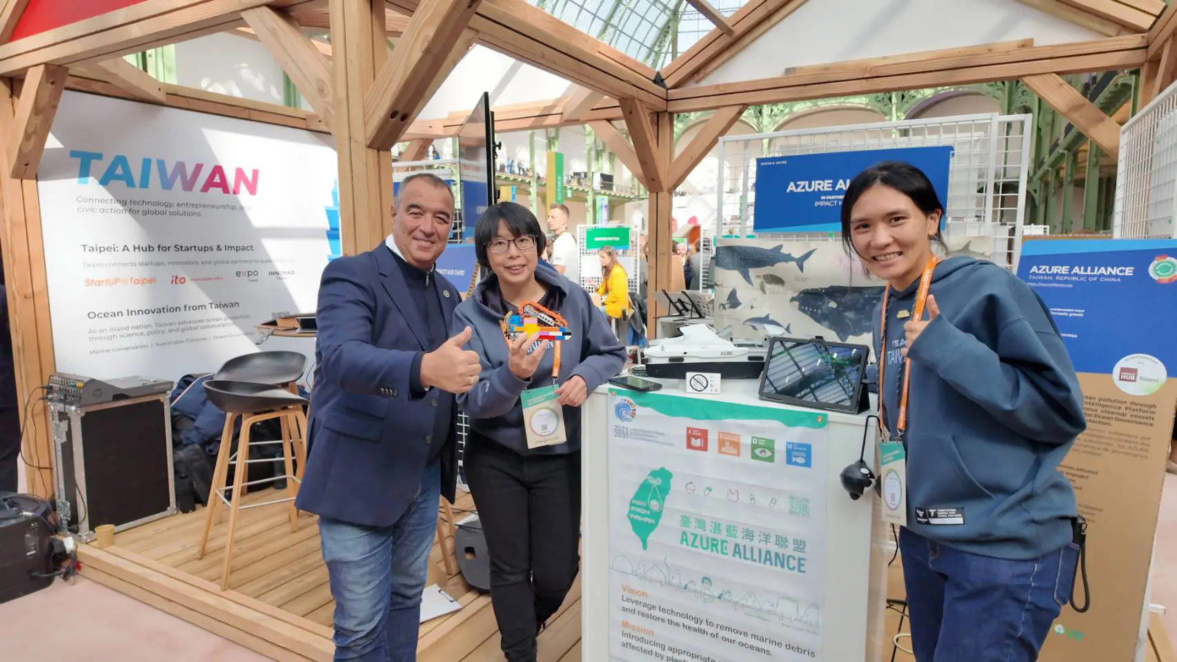 法國國會議員體驗海洋湛鬥機模擬器：（左起）法國國民議會議員Éric Bothorel、臺灣湛藍海洋聯盟執行長陳思穎、臺灣湛藍海洋聯盟營運長曾鈺婷