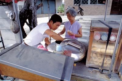 叭噗攤車、黃銅冰杓是台灣四、五年級生共同的記憶。（外交部圖庫資料）