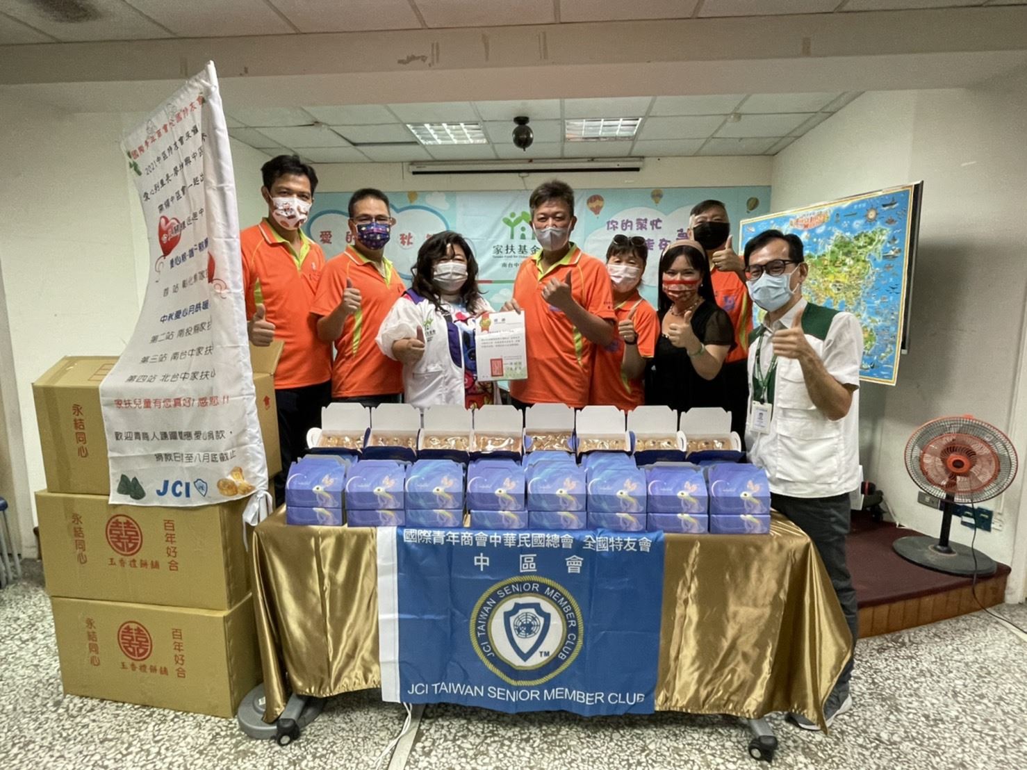 國際青年商會中區特友會捐贈1020顆蛋黃酥，關懷弱勢家庭度過溫馨中秋節。(南台中家扶提供) 