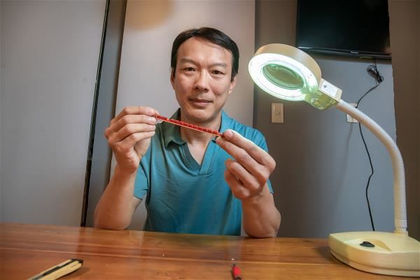 一張桌子、一盞燈,李健竹用無盡耐心與無數光陰,在鉛筆上一鑿一刻地創作出令人驚嘆的大千世界。