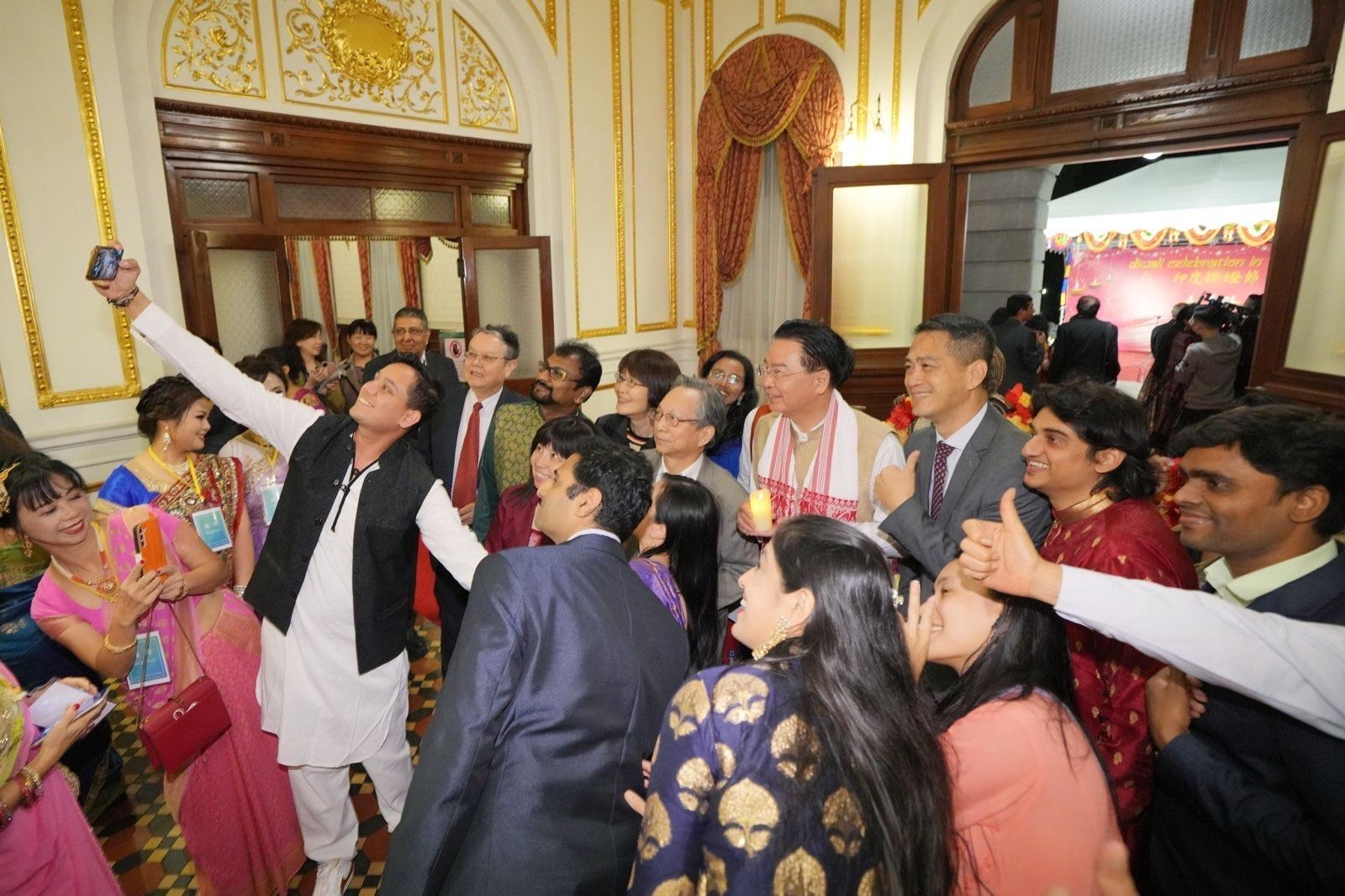 會場賓客與外交部長吳釗燮合影。