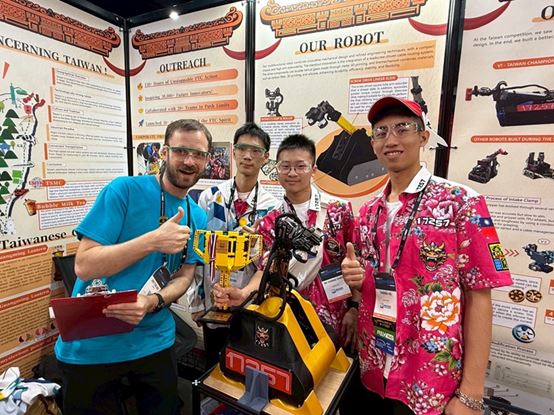 與評審在介紹機器設計與充滿臺灣價值的比賽攤位合影