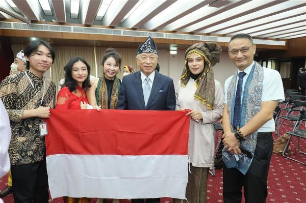 菁英專班開學典禮，金門大學印尼籍的學生、老師，與次長田中光（右三）合影。