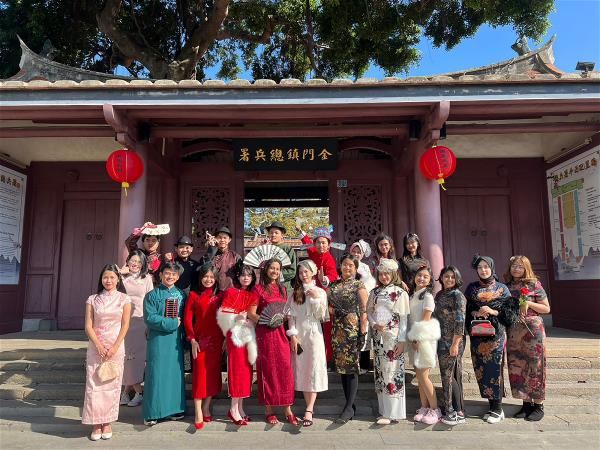金門大學讓菁英專班學生，體驗穿旗袍等古著，並在古厝前留影。（金門大學提供）