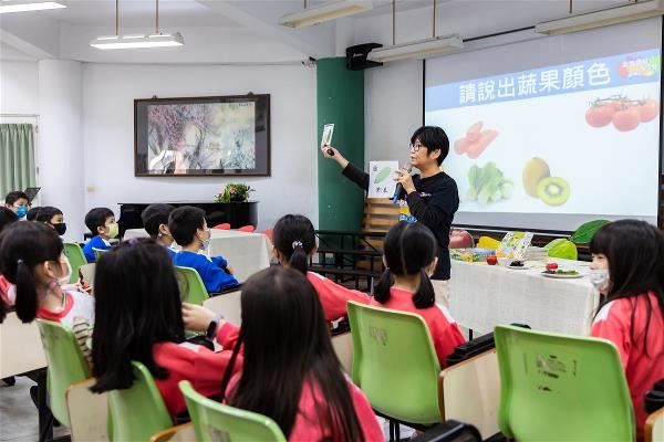 營養師楊蕊萍在營養課中，為學生解說「蔬果579」及其對人體健康的重要性。