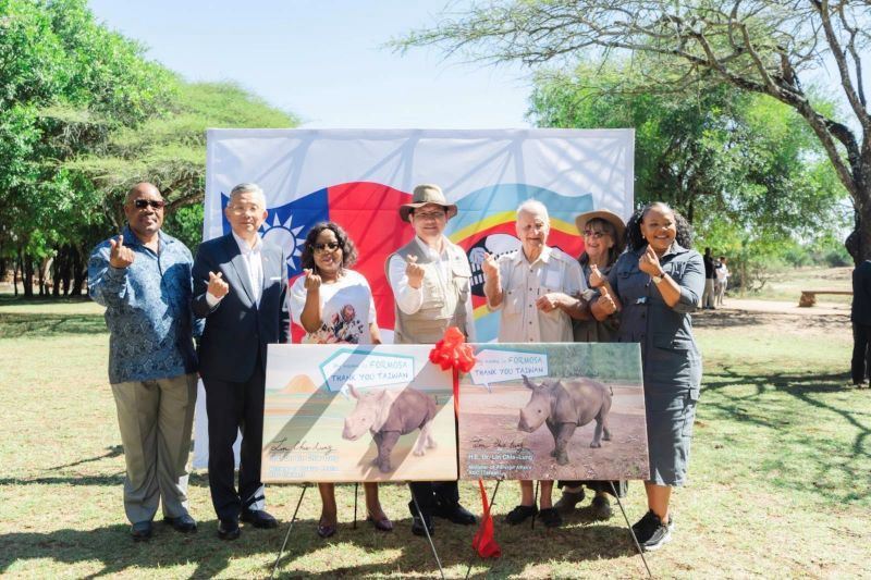 Foreign Minister Lin Chia-lung (center) unveils a cooperative project between the MOFA and Big Game Parks April 26 in Hlane Royal National Park, with Eswatini counterpart, Pholile Shakantu (first right) and Minister of Tourism and Environmental Affairs, Jane Mkhonta (third left). (MOFA)
