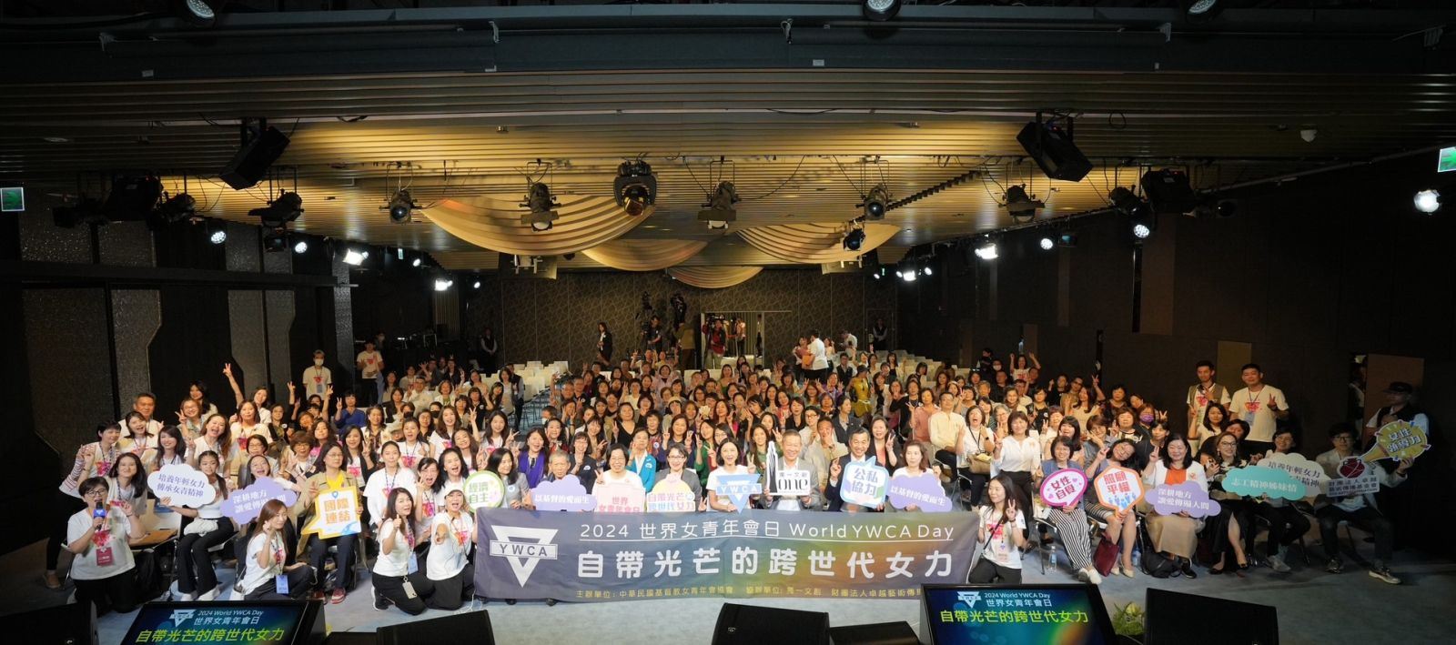 蕭美琴參加2024世界女青年會日活動現場大合影。(圖YWCA提供)