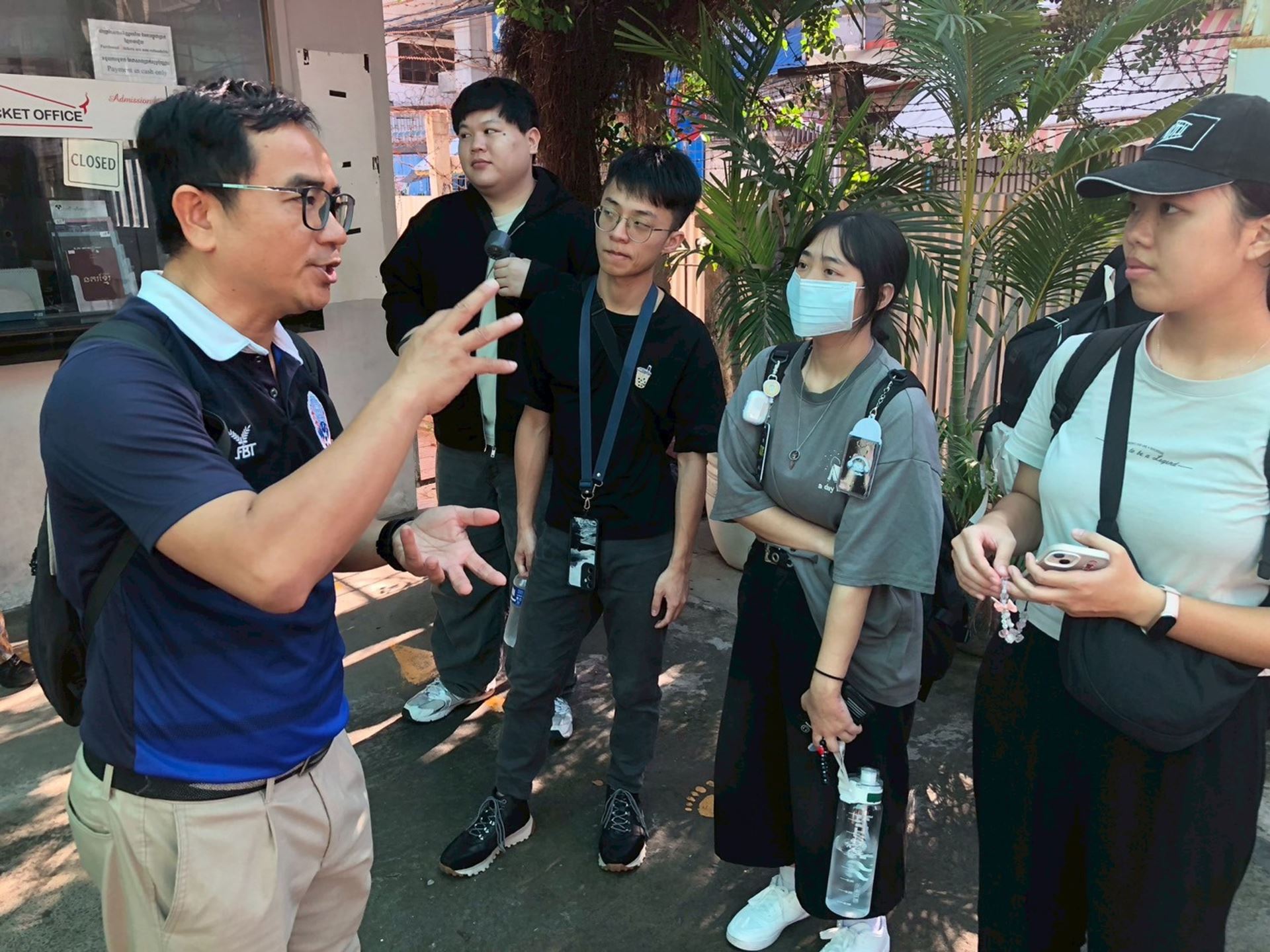 學員在金邊的吐斯廉屠殺博物館聽解說，並從紅色高棉歷史中，理解和平的可貴