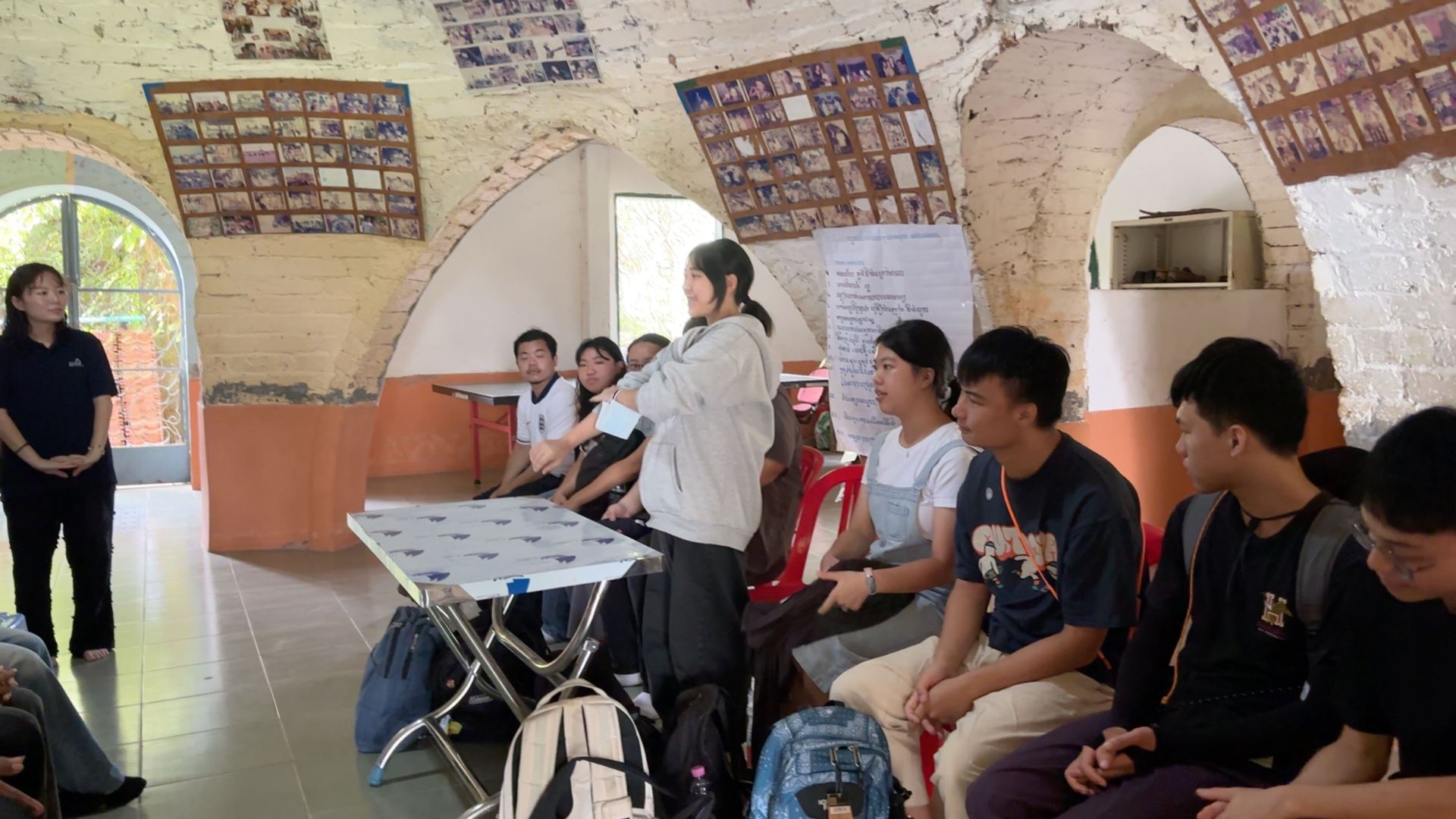 學員與柬國青年相見歡，樂於分享自己的見解和經歷