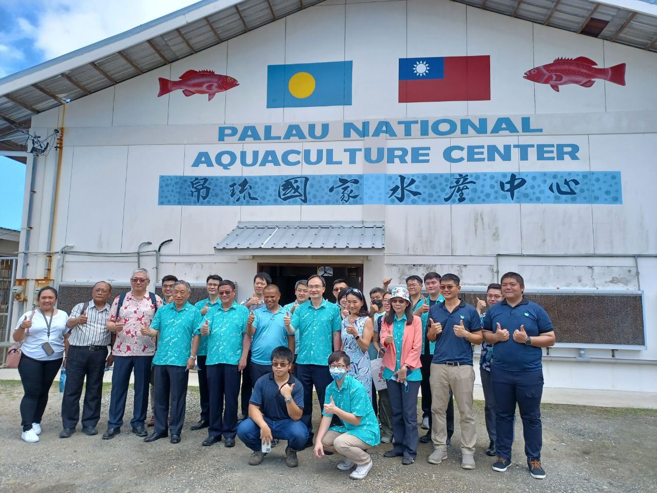 行政院環保署張子敬署長（左5）、帛琉農漁暨環境部長Steven Victor（中）、外交部田中光政務次長（左4）、國合會項恬毅秘書長（左3）、駐帛琉黎倩儀大使（右4）、海委會蔡清標政務副主委（右5）及海保署黃向文署長（右3）與團員於帛琉國家水產中心合影。