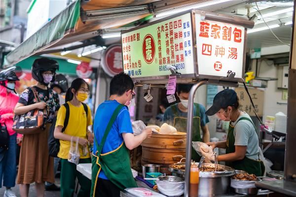 刈包是台灣街頭的小吃風景，位在台北公館商圈、獲米其林必比登推介的「藍家割包」，門口隨時都排著長長的人龍。