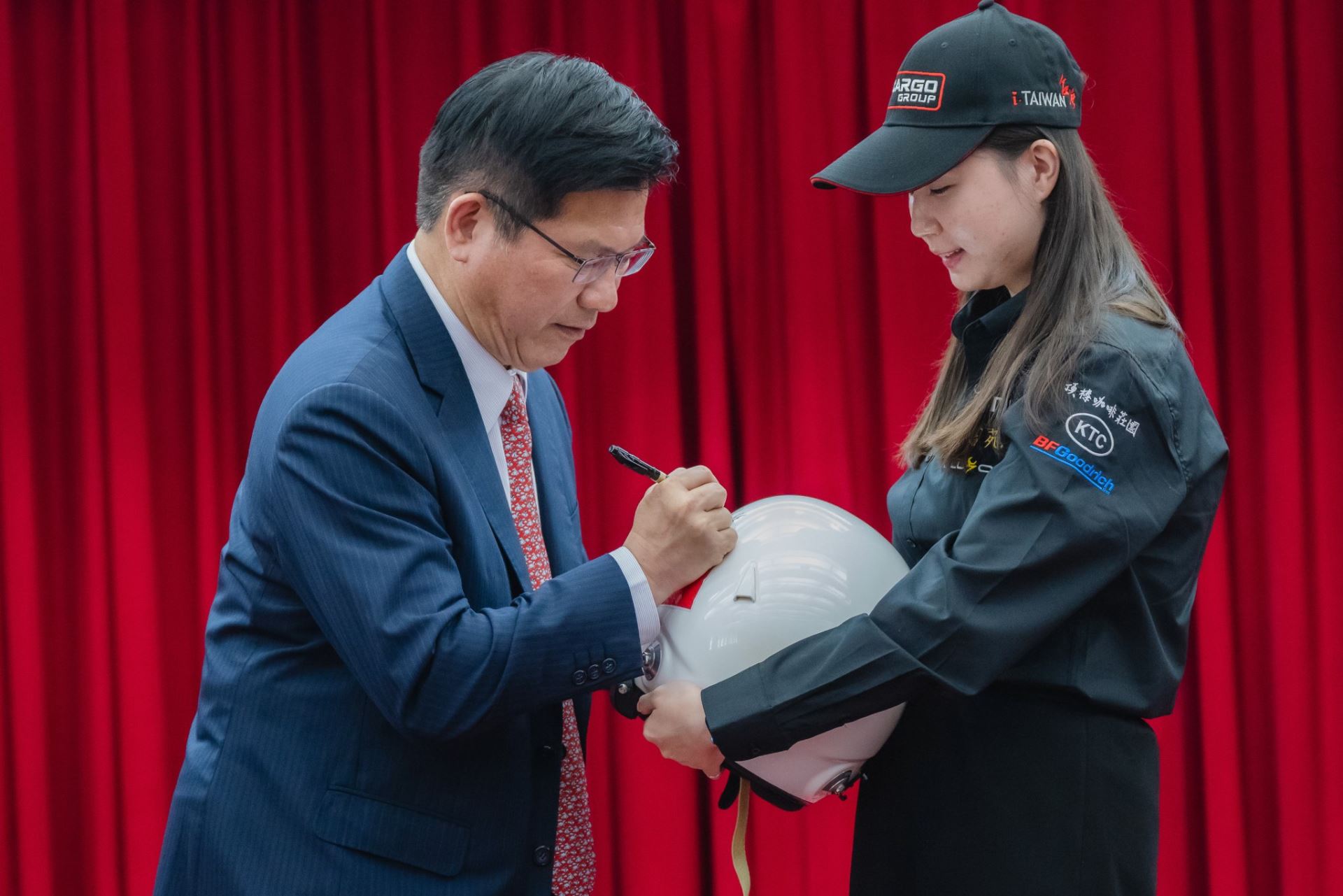 外交部長林佳龍於賽車安全帽簽名,祝福車隊參賽順利、凱旋而歸。