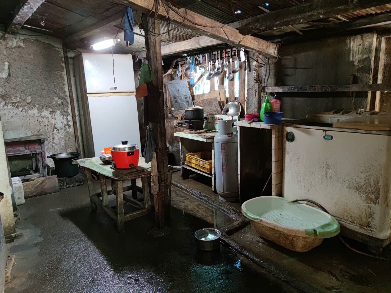 小歐(化名)和家人大多數時候都洗山泉冷水澡(台灣世界展望會提供)