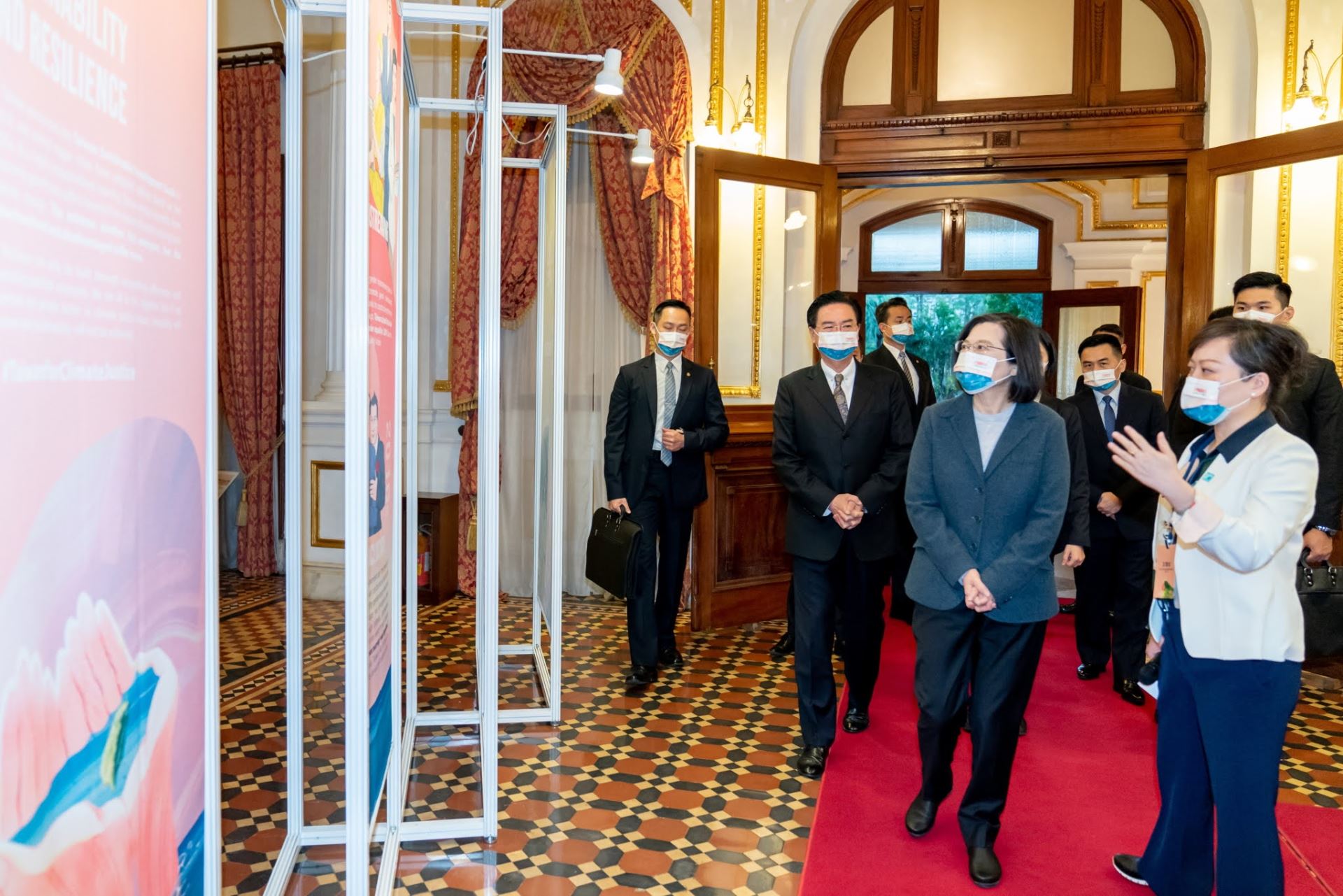 外交部長吳釗燮及NGO國際事務會執行長王雪虹向蔡英文總統介紹台灣性別平等發展歷史的「女力展區」。