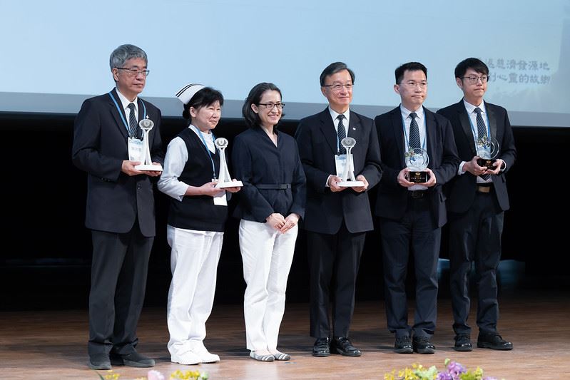 副總統親頒慈濟醫療典範獎、2023慈濟醫療志業「全球前2%頂尖科學家」予得獎者，肯定其卓越貢獻及奉獻精神