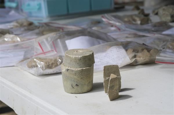 在加工過程中遺留下的各種玉器廢料，造型特殊的玉核（左）中央往往會有一條明顯的突脊。