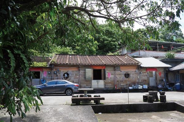 龍門的「吳家大宅」三合院，使用壓艙石當建材，見證當地曾有的繁榮船運。